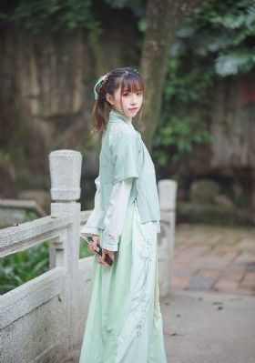 踢足球
